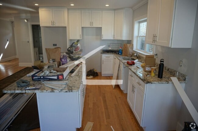 Building Photo - Parking Included, Laundry on a Site, Centr... Rental