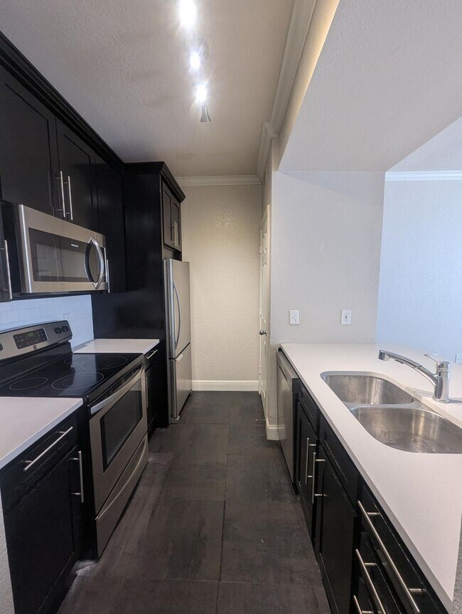 Building Photo - Updated 1x1 Sunroom, updated kitchen, bath... Rental