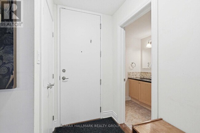 Photo - 323 Winona Ave Unité 310