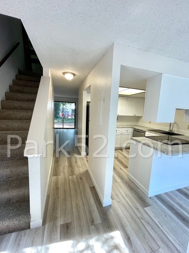 Remodeled 2 Bedroom Townhome! - Remodeled 2 Bedroom Townhome! Unidad #A