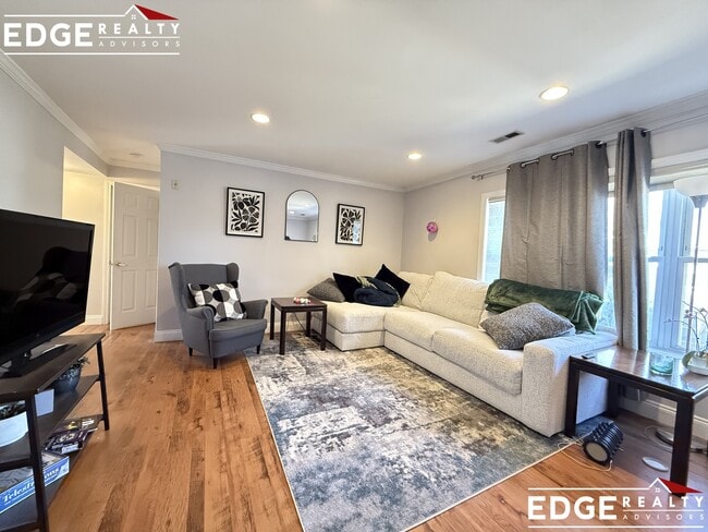 Building Photo - 140 Newton St