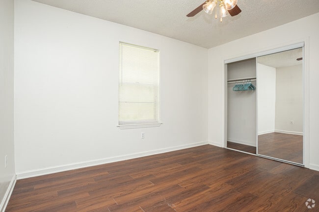 1 BR, 1 BA - 599 SF - Kenilworth Ridge... A Hidden Jewel!