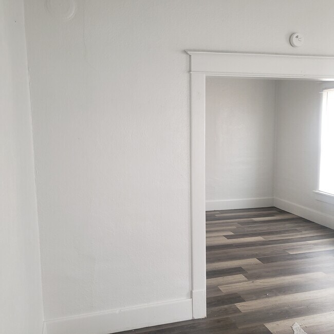 Photo - 709 W 7th St