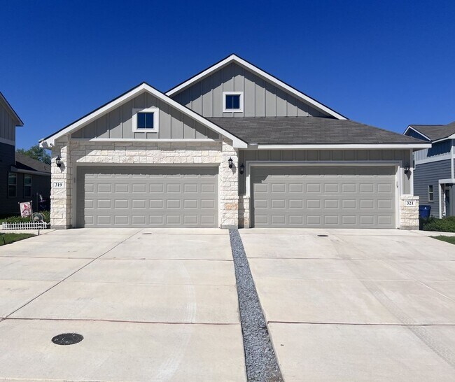 Building Photo - Luxury Townhouse in Cibolo