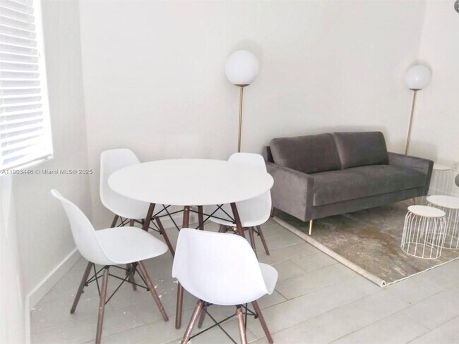 Photo - 740 Meridian Ave Unidad 17