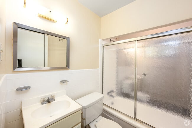 2BR, 2BA - 988SF - Bathroom
