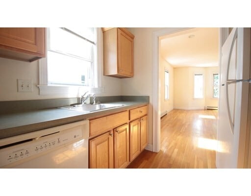Building Photo - 19 Roberts St Unit 3