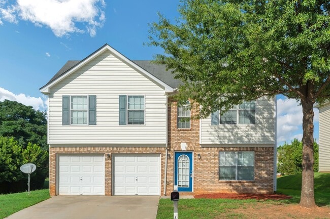 Building Photo - Impressive 4 bed, 2.5 bath Home.