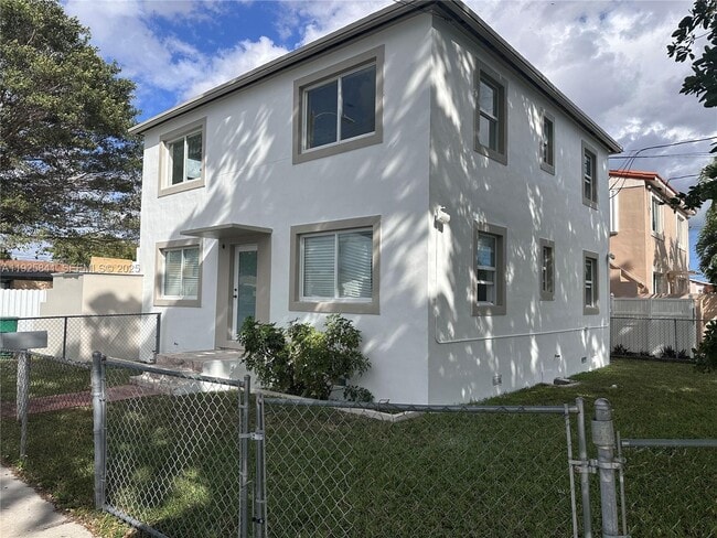 Building Photo - 1701 NW 34th Ave Unit 1