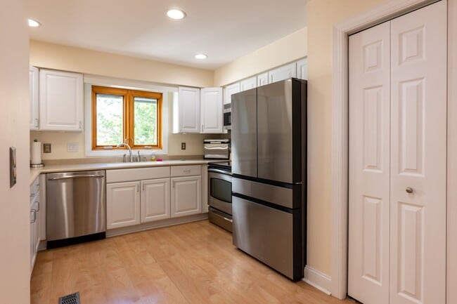 Building Photo - Beautiful home with amazing view