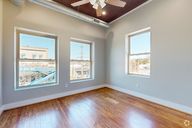 2BR - 1BA, 729SF