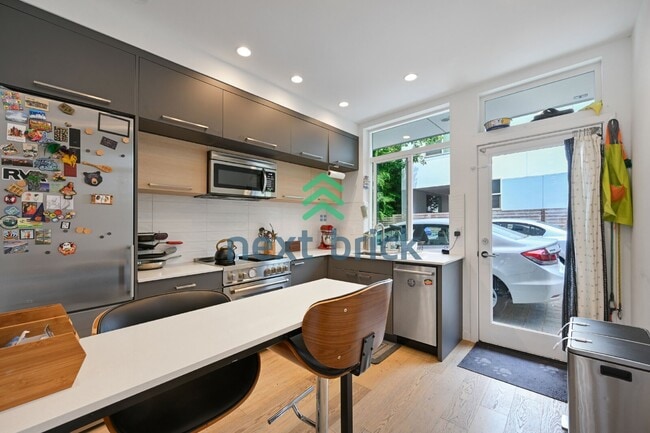 Photo - "Spacious 3-Bedroom Townhouse in Seattle's Vibrant Heart – 2 Full Baths & 1430 Sq Ft of Comfort!"
