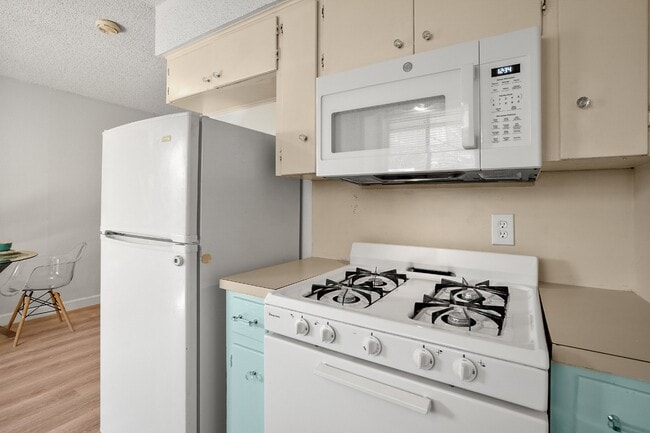 Photo - "Charming 2-Bed Duplex in Austin's Vibrant Heart – Cozy 833 Sq Ft Retreat!" Unit A