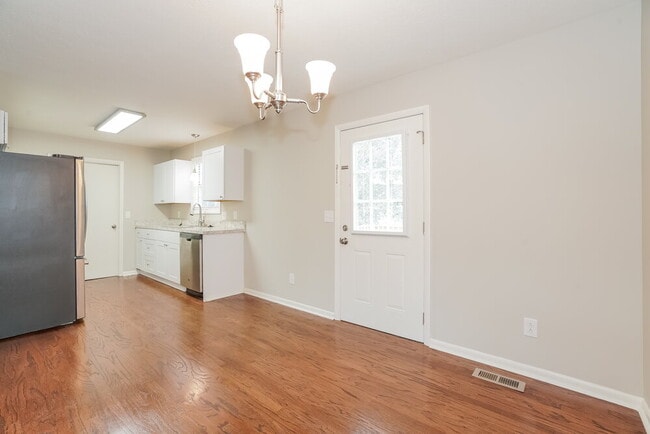 Photo - 581 Woodcrest Dr