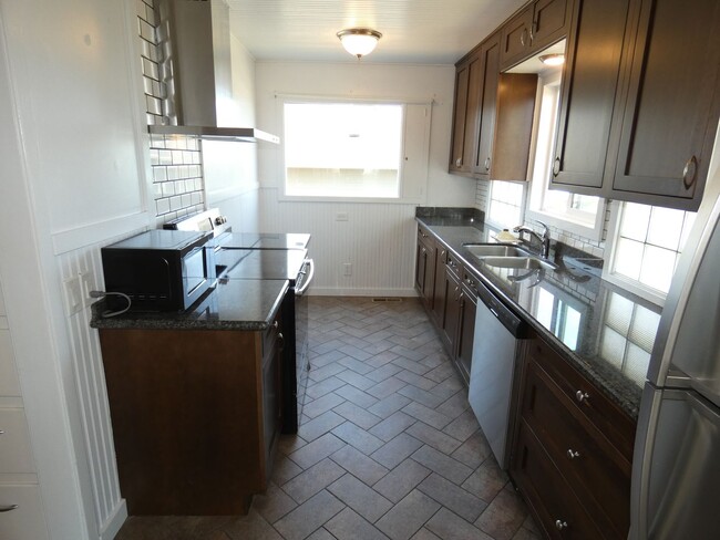 Photo - 411 E 11th St