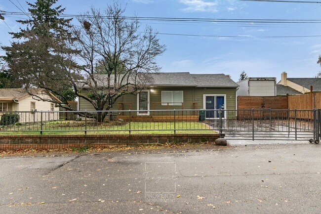 Building Photo - Charming 3-Bedroom Home in a Peaceful Setting Unit House