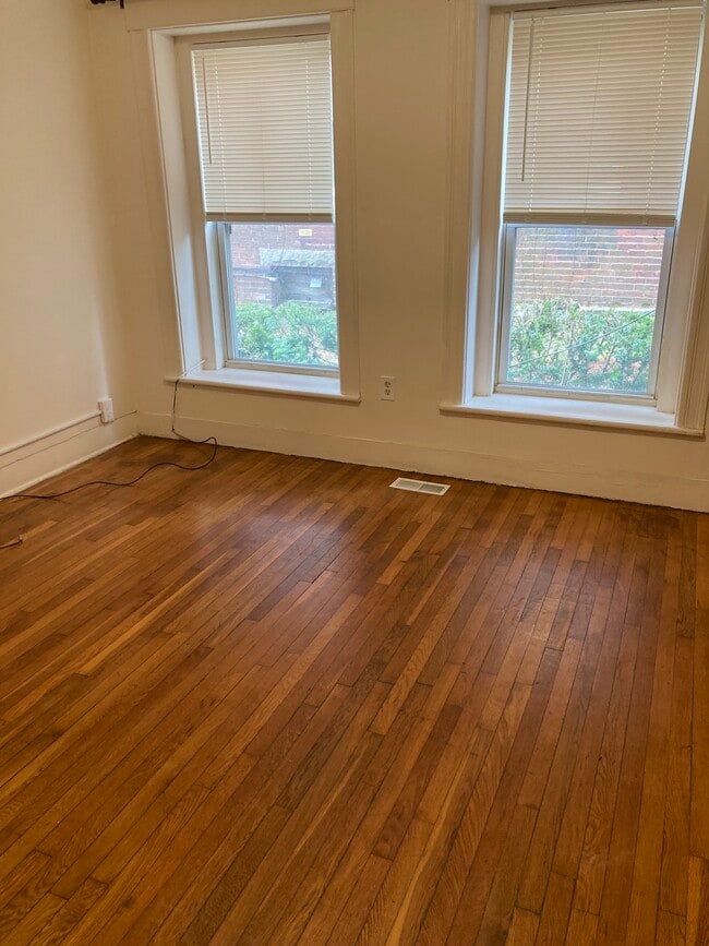 Living room - 24 Eden St