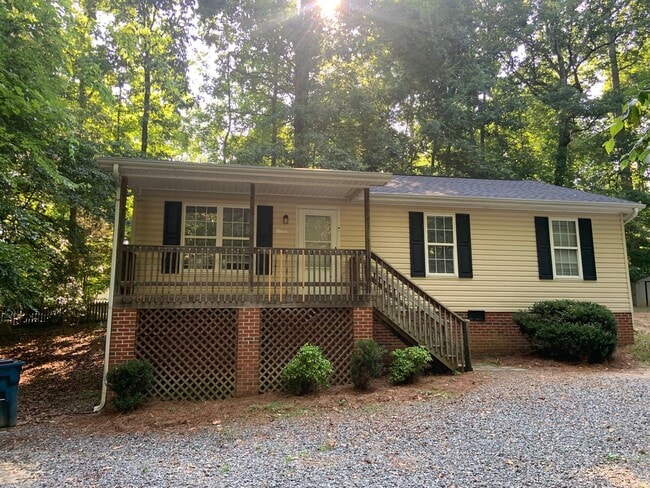 Building Photo - Spacious 3 Bedroom Home with wooded privacy