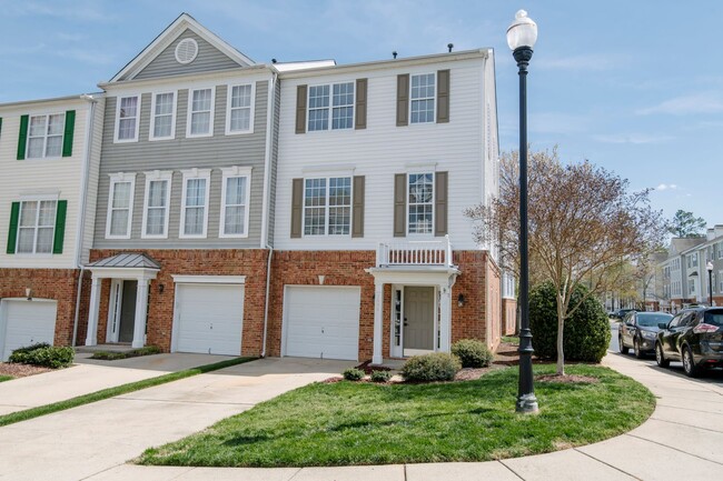Building Photo - AVAILABLE 7/13/26! Luxurious 2BR Townhome with bonus room in NW Raleigh!