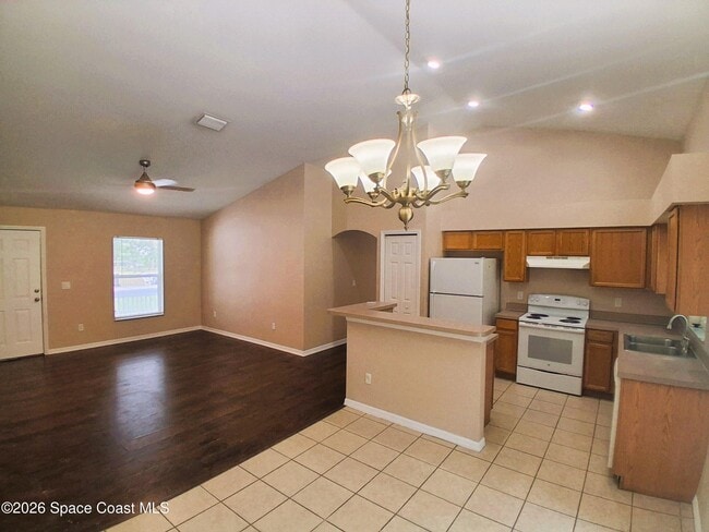 Photo - 363 Halloran St SE