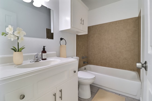 Photo - 6120 S Madison Plz Unidad A