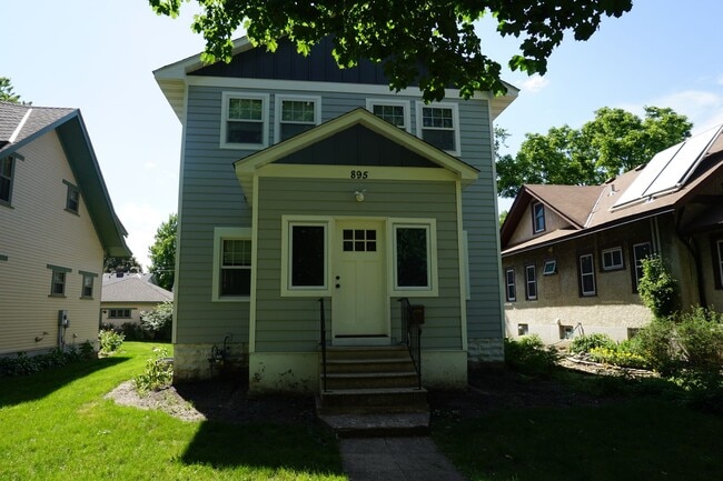 Building Photo - Renovated Six Bedroom single family house !
