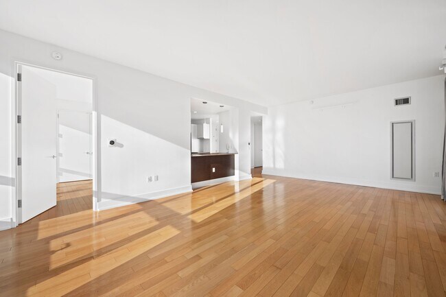 Photo - 350 W 42nd St
