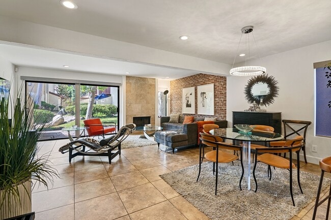 Building Photo - 5720 Owensmouth Ave Unit 142