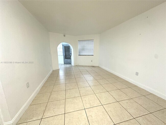 Building Photo - 1723 NE Miami Gardens Dr Unit 135 Rental