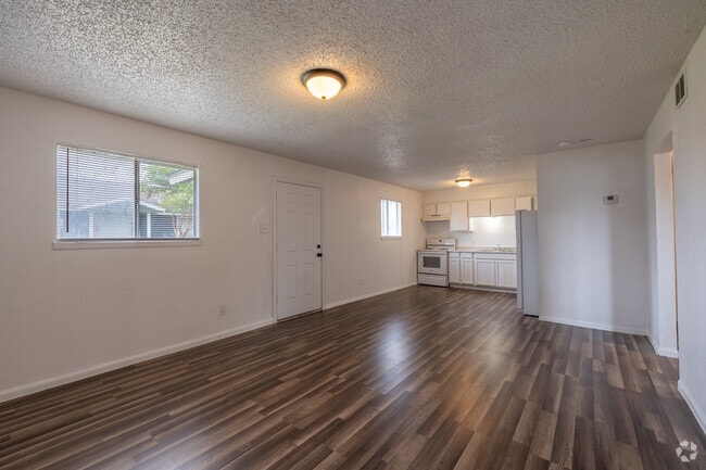 1BR, 1BA - 550SF - Living