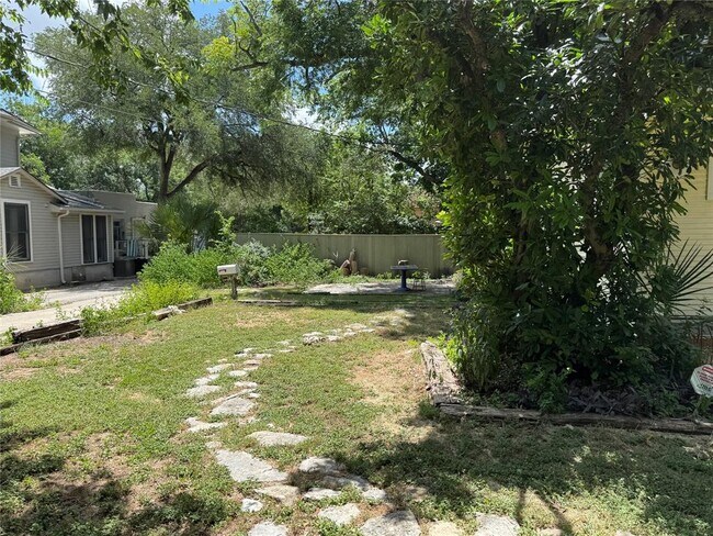 Photo - 601 W San Antonio St