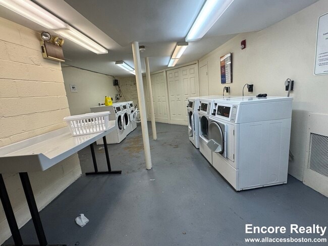 Building Photo - 1539 Beacon St Unit 2