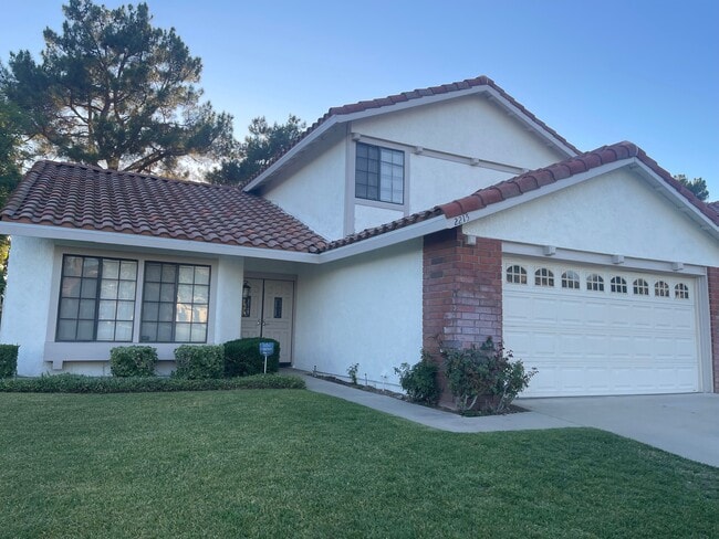 Building Photo - 2215 Lobelia Ave