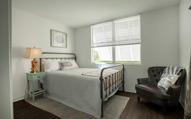 OCEANWALK-APARTMENTS-KEY-WEST-FL-BEDROOM-05