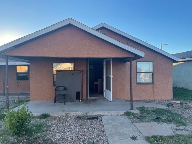 Building Photo - 905/907 N Ave K - duplex
