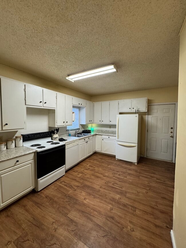 Photo - 625 Ross Ave