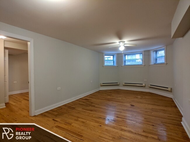 Building Photo - 1129 W Oakdale Ave Unit 1125-Garden