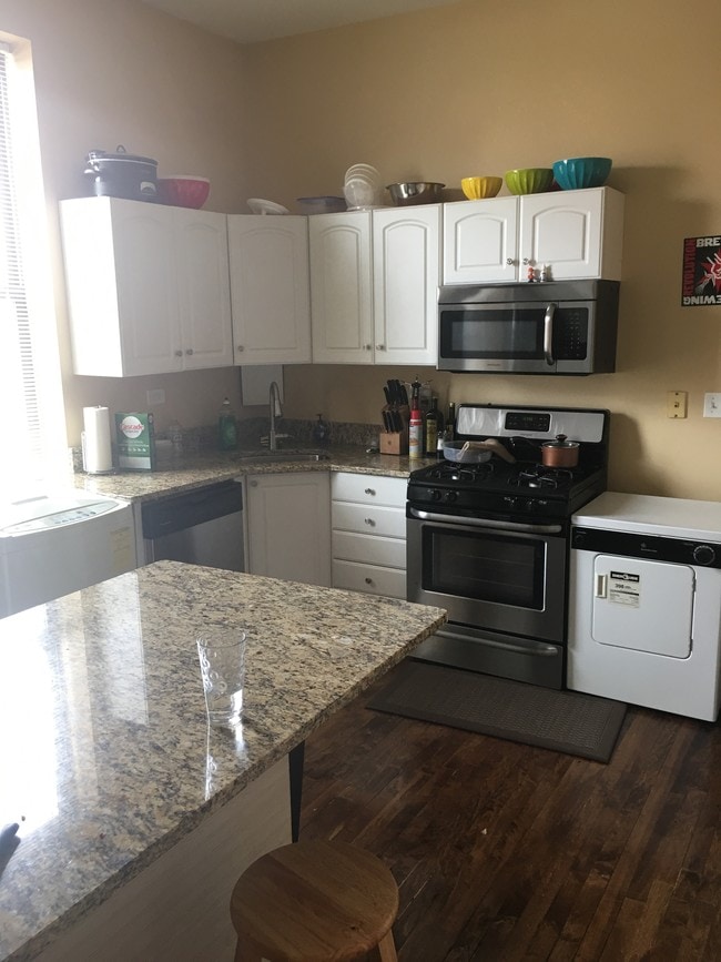 kitchen - 1944 N Oakley Ave Apartments Unit #2r