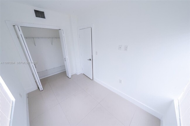 Building Photo - 1890 NW 35th St Unit 6