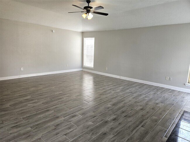 Photo - 16927 Barkentine Ln