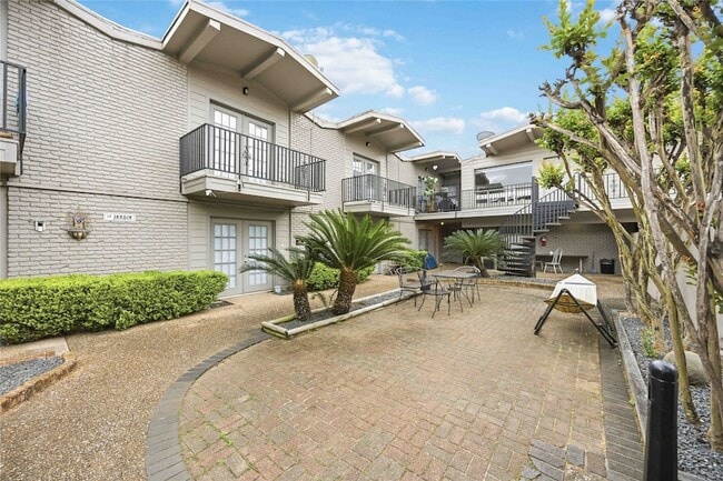 Building Photo - 4321 Hazard St Unit 2