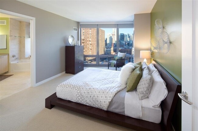 Photo - 371 W Hubbard St