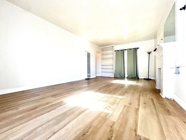7449A La Jolla Boulevard