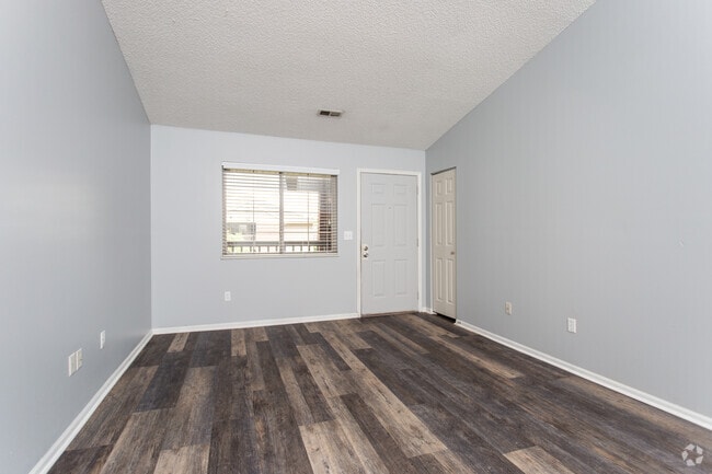 1BR, 1BA - 700 SF