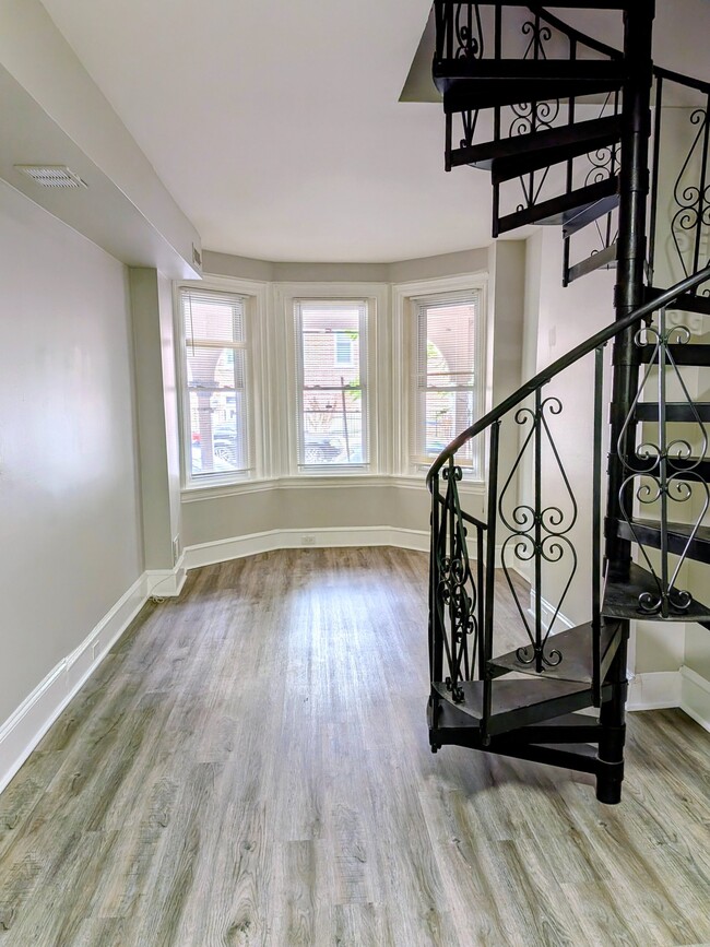 Photo - 806 N Van Buren St Unit Apt. 1 Front