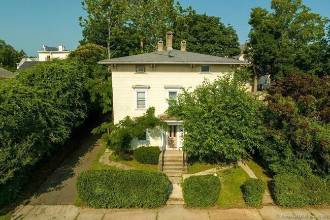 Building Photo - 323 Maple St