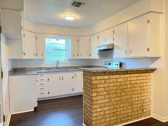 Photo - 409 La Bradford Dr