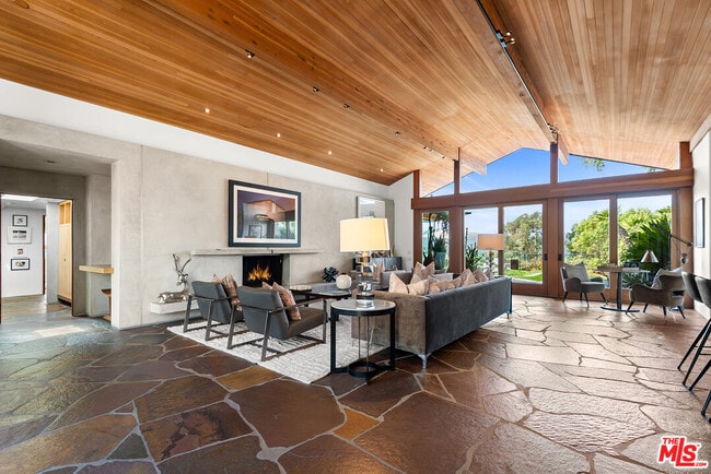 Building Photo - 4305 Clear Valley Dr