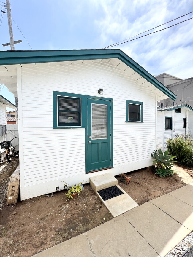 Building Photo - Come home to a cozy cottage on the coast! If you've been looking to make a move to the beach, now... Unit 6