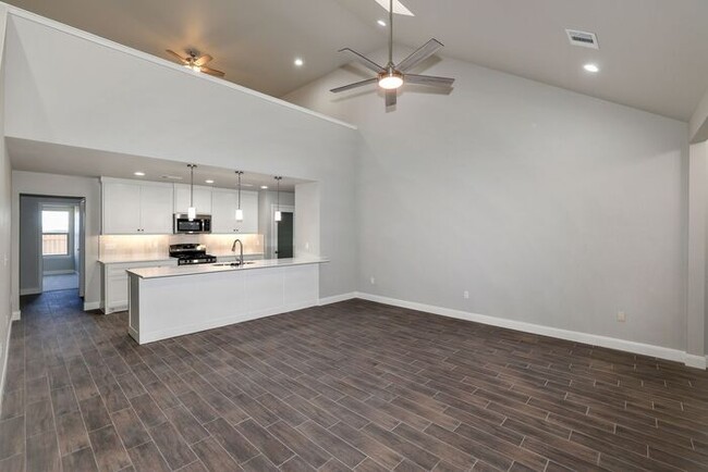 Photo - 7616 Woodford Ave